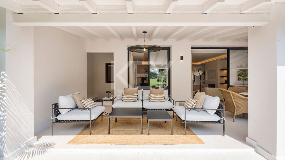 Golf-front renovated townhouse in a prime gated community in Los Olivos, Nueva Andalucia