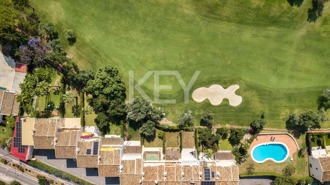 Golf-front renovated townhouse in a prime gated community in Los Olivos, Nueva Andalucia