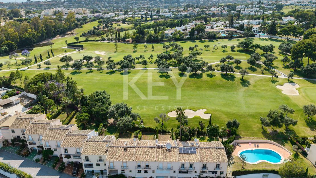 Golf-front renovated townhouse in a prime gated community in Los Olivos, Nueva Andalucia