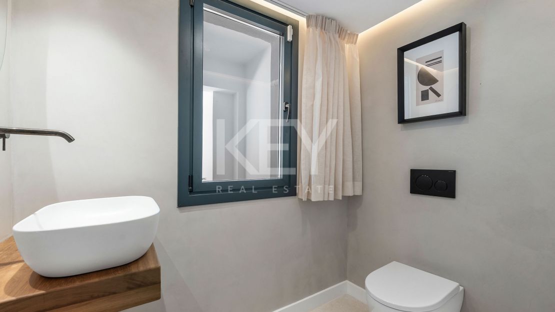 Golf-front renovated townhouse in a prime gated community in Los Olivos, Nueva Andalucia