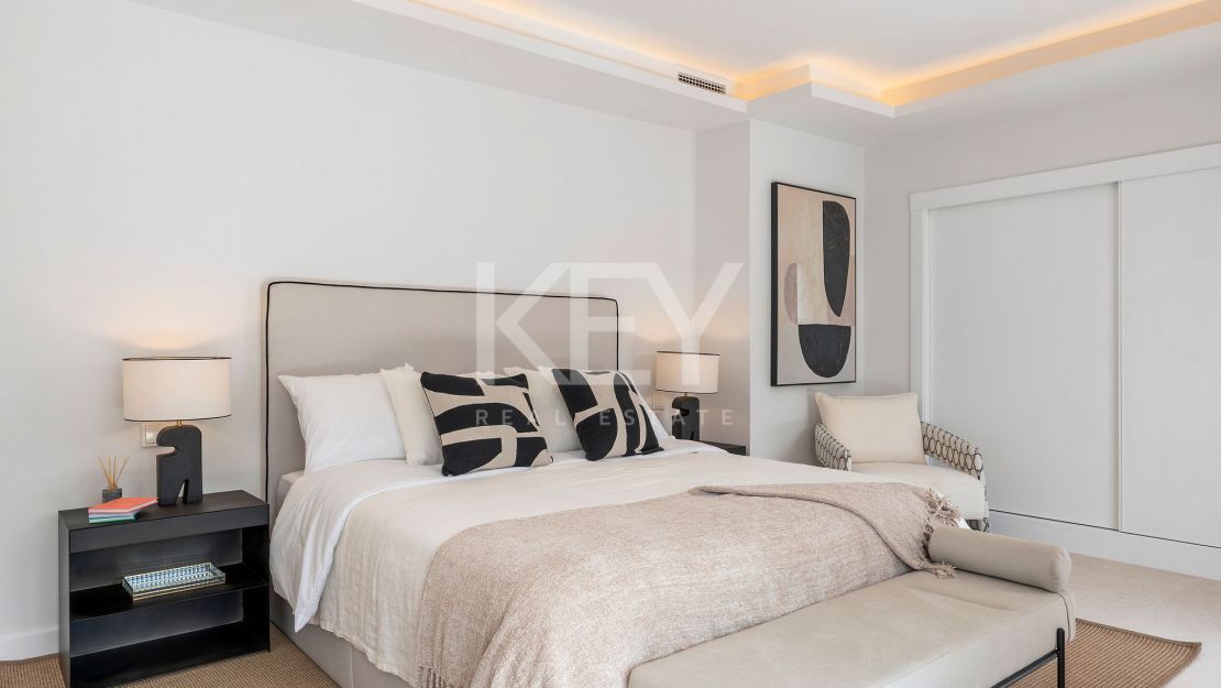 Golf-front renovated townhouse in a prime gated community in Los Olivos, Nueva Andalucia