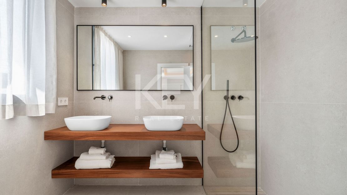 Golf-front renovated townhouse in a prime gated community in Los Olivos, Nueva Andalucia