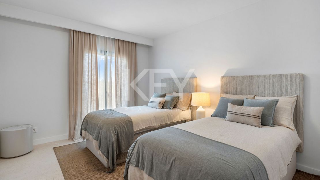 Golf-front renovated townhouse in a prime gated community in Los Olivos, Nueva Andalucia