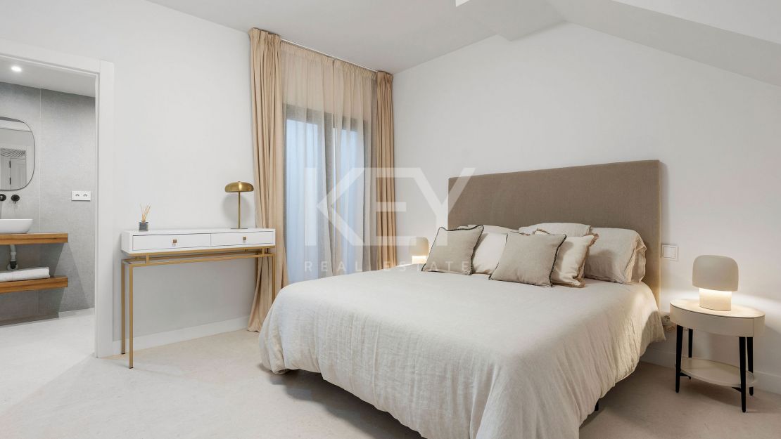 Golf-front renovated townhouse in a prime gated community in Los Olivos, Nueva Andalucia