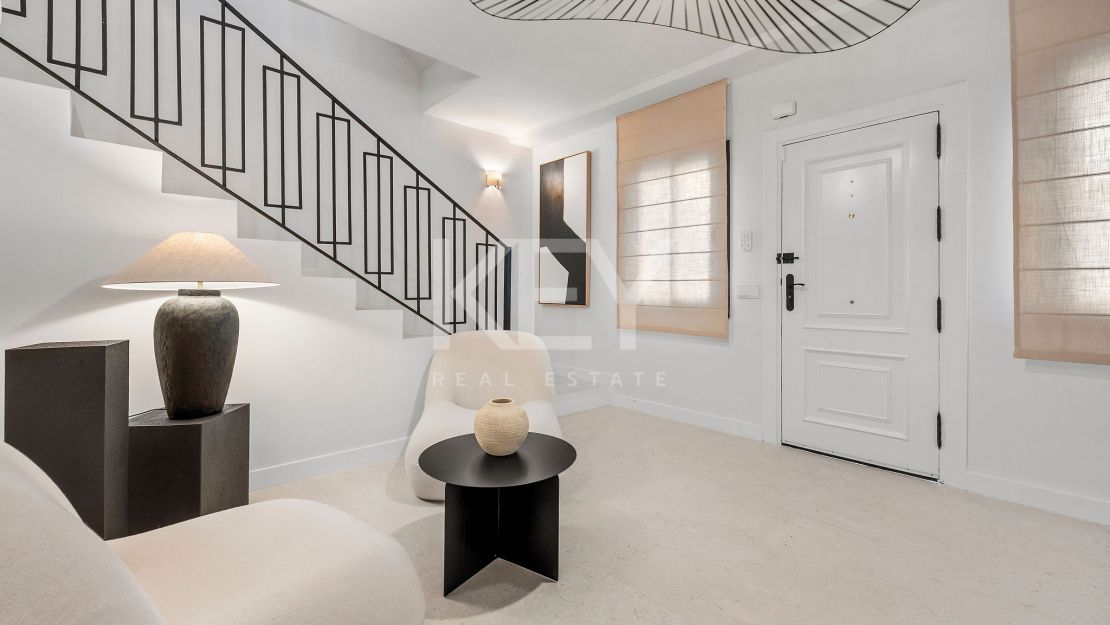 Golf-front renovated townhouse in a prime gated community in Los Olivos, Nueva Andalucia