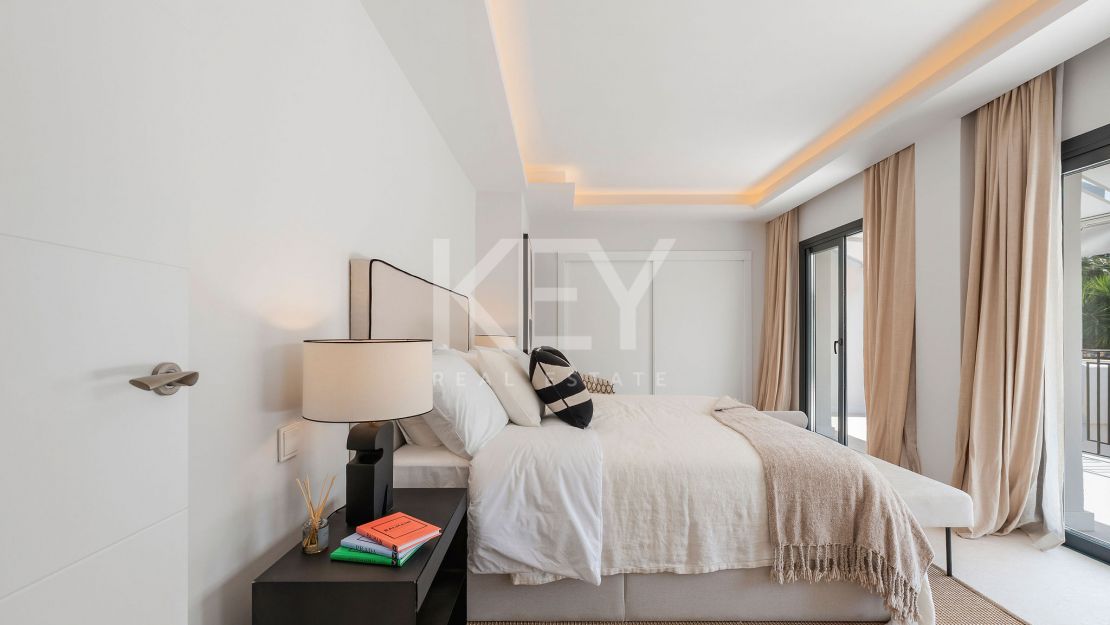 Golf-front renovated townhouse in a prime gated community in Los Olivos, Nueva Andalucia