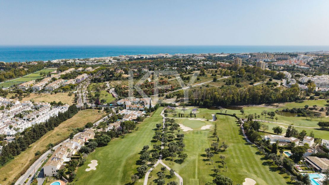 Golf-front renovated townhouse in a prime gated community in Los Olivos, Nueva Andalucia