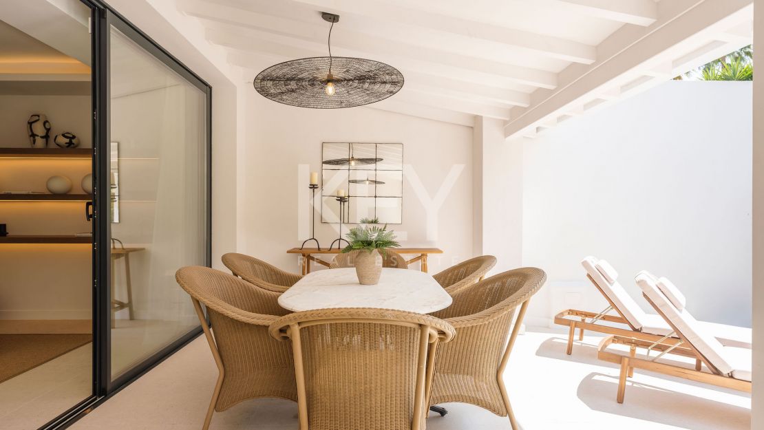 Golf-front renovated townhouse in a prime gated community in Los Olivos, Nueva Andalucia