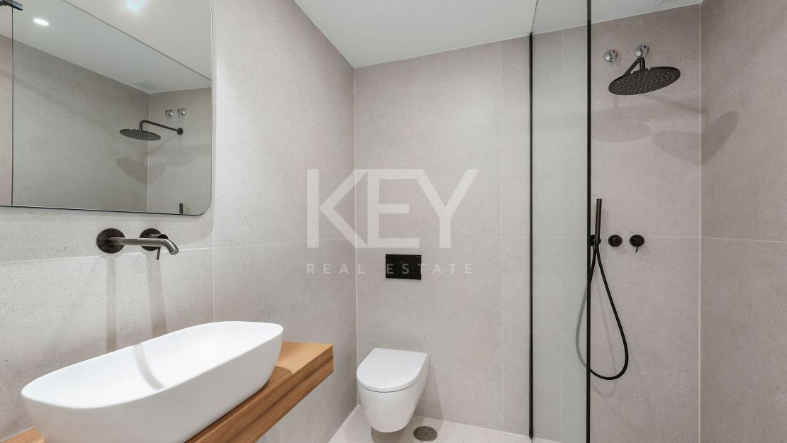 Golf-front renovated townhouse in a prime gated community in Los Olivos, Nueva Andalucia