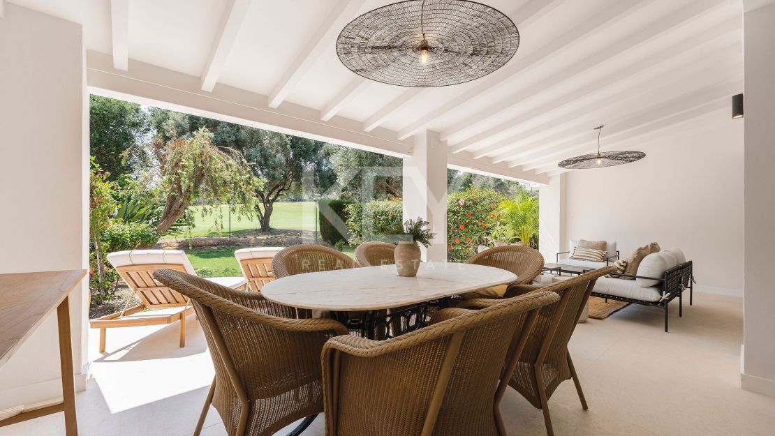 Golf-front renovated townhouse in a prime gated community in Los Olivos, Nueva Andalucia