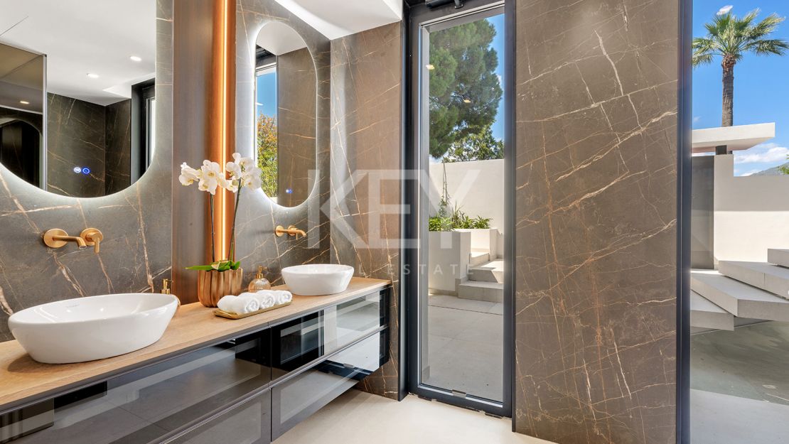 Андалузская вилла с видом на Ла Конча в Лас-Брисас, Нуэва Андалусия