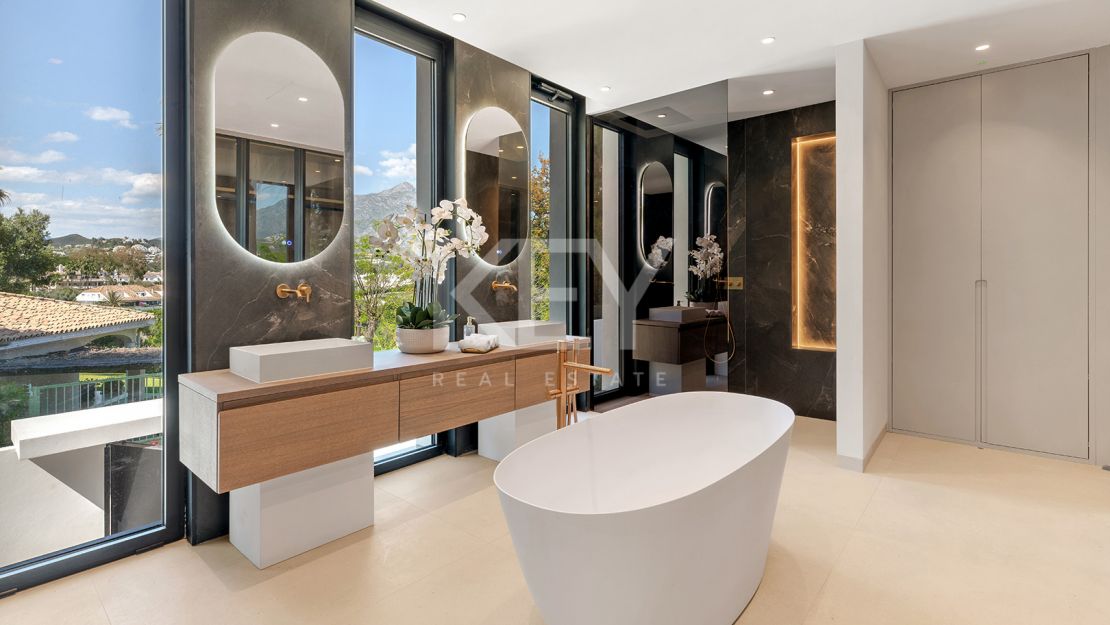 Андалузская вилла с видом на Ла Конча в Лас-Брисас, Нуэва Андалусия