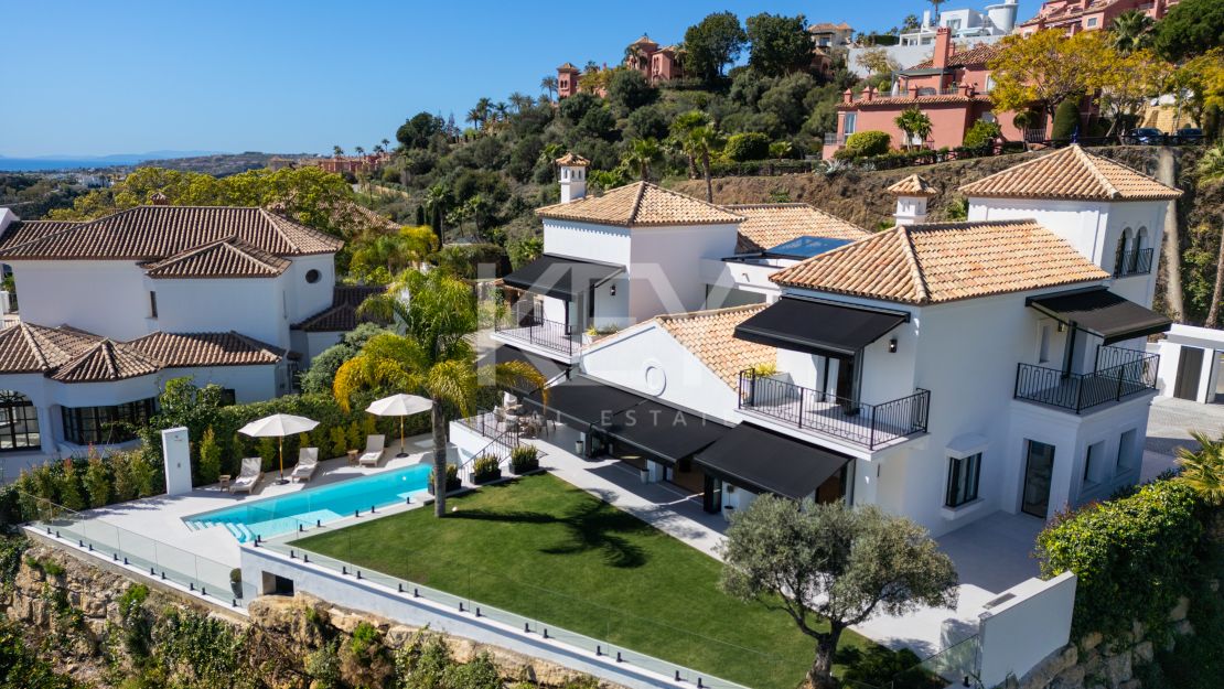 Panoramic views villa with refined design in La Quinta, Benahavis