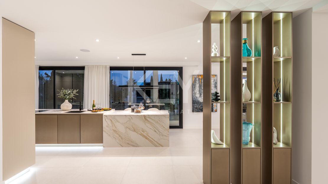 Villa llave en mano con piscina climatizada e interiores de diseño en Marbesa, Marbella Este