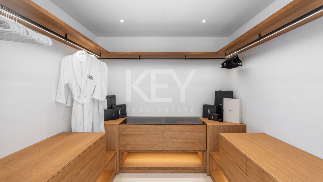 Villa llave en mano con piscina climatizada e interiores de diseño en Marbesa, Marbella Este