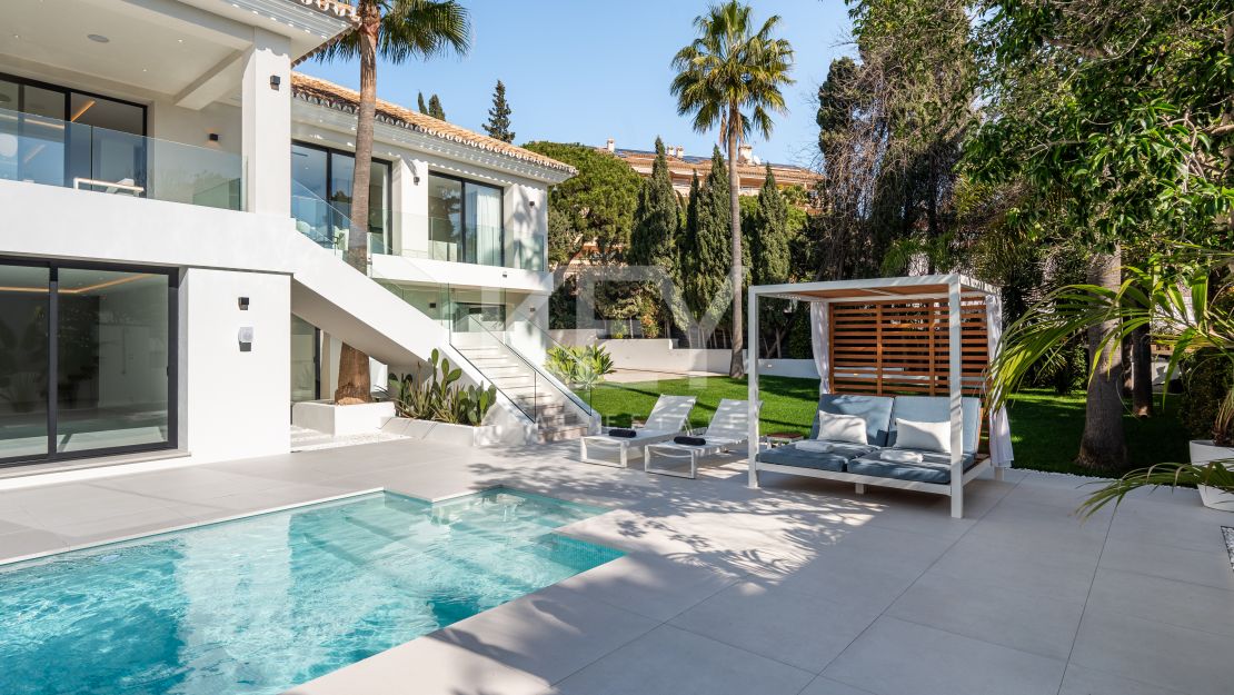 Villa llave en mano con piscina climatizada e interiores de diseño en Marbesa, Marbella Este