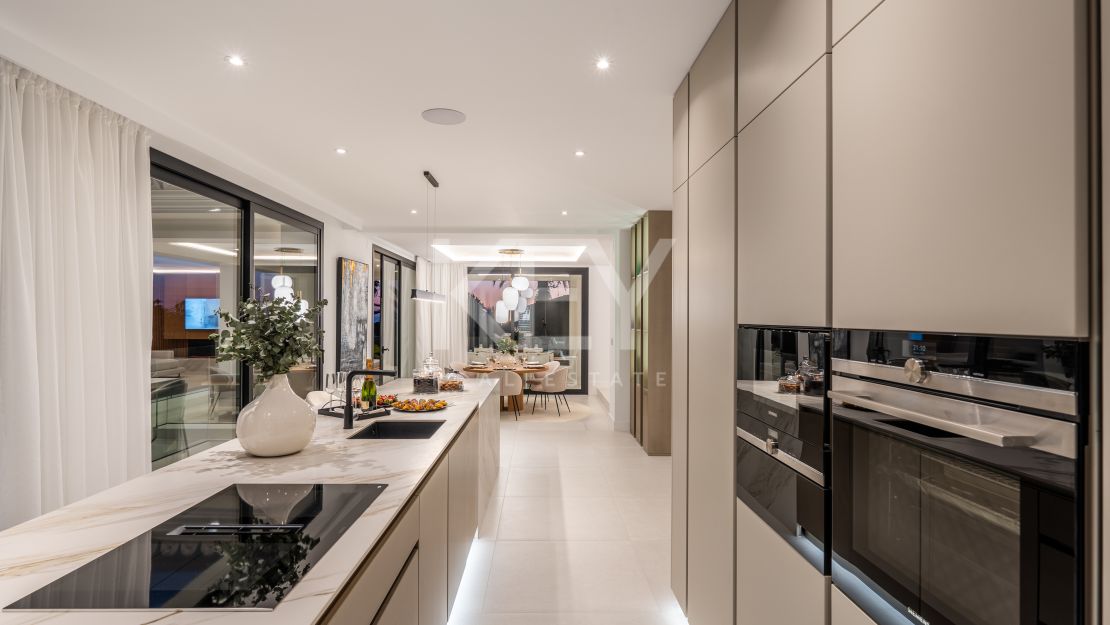 Villa llave en mano con piscina climatizada e interiores de diseño en Marbesa, Marbella Este