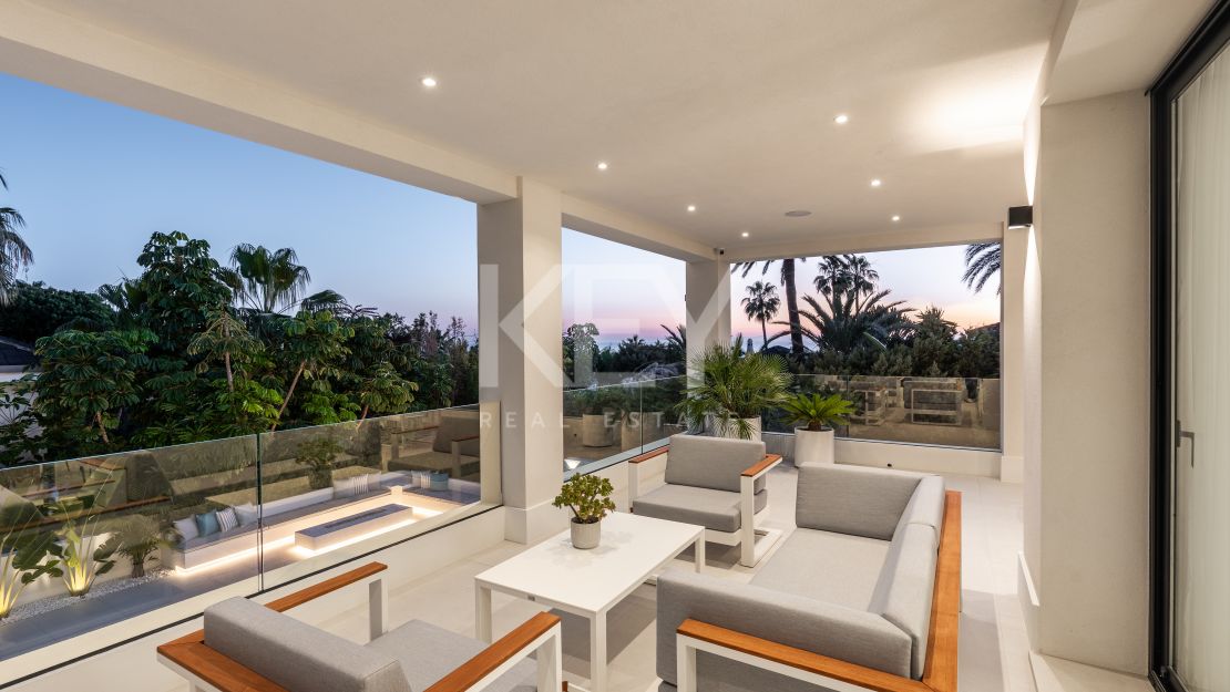 Villa llave en mano con piscina climatizada e interiores de diseño en Marbesa, Marbella Este
