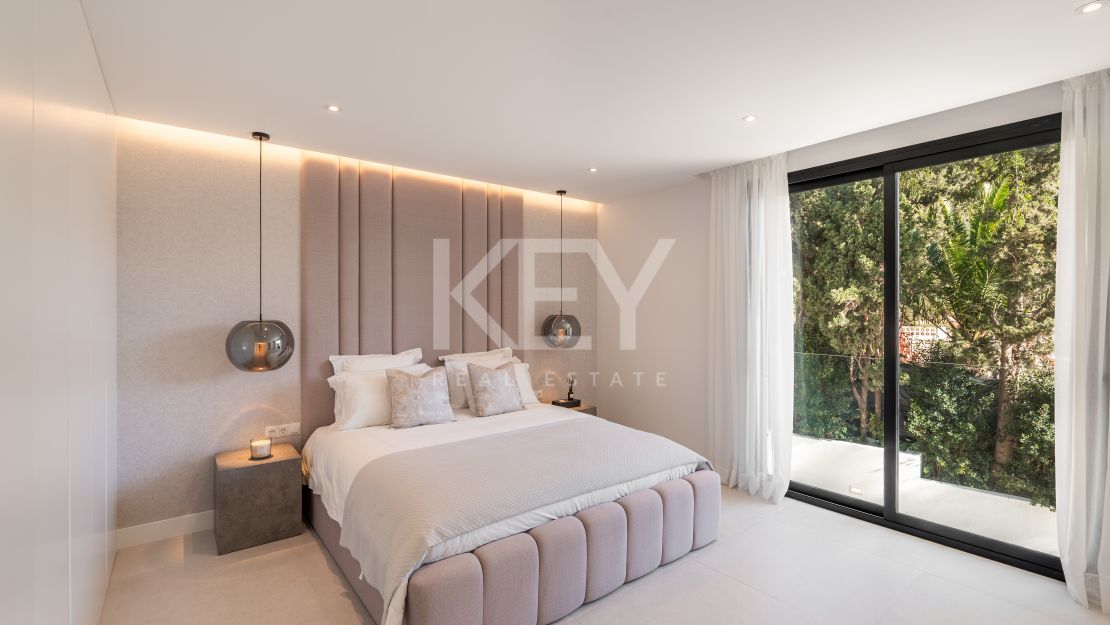 Villa llave en mano con piscina climatizada e interiores de diseño en Marbesa, Marbella Este