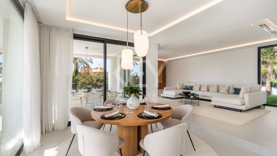 Villa llave en mano con piscina climatizada e interiores de diseño en Marbesa, Marbella Este