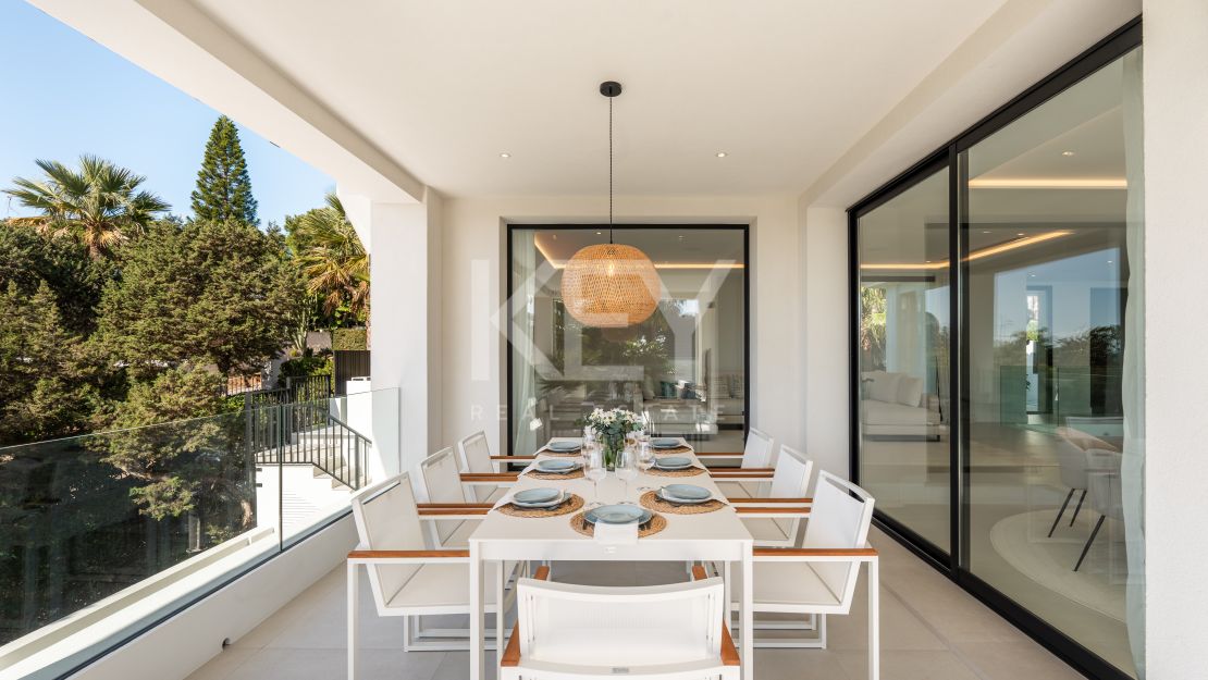 Villa llave en mano con piscina climatizada e interiores de diseño en Marbesa, Marbella Este