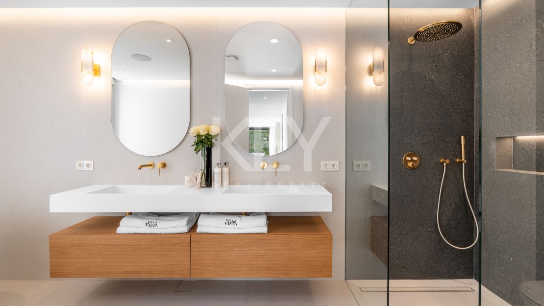 Villa llave en mano con piscina climatizada e interiores de diseño en Marbesa, Marbella Este