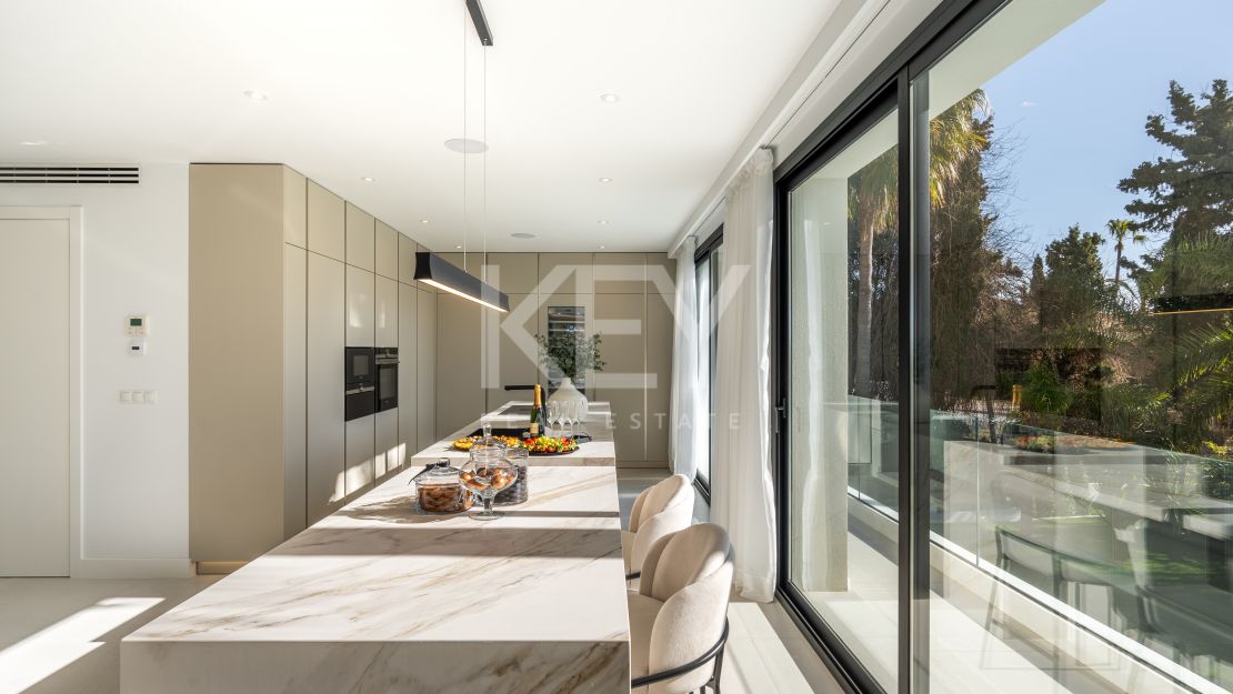 Villa llave en mano con piscina climatizada e interiores de diseño en Marbesa, Marbella Este