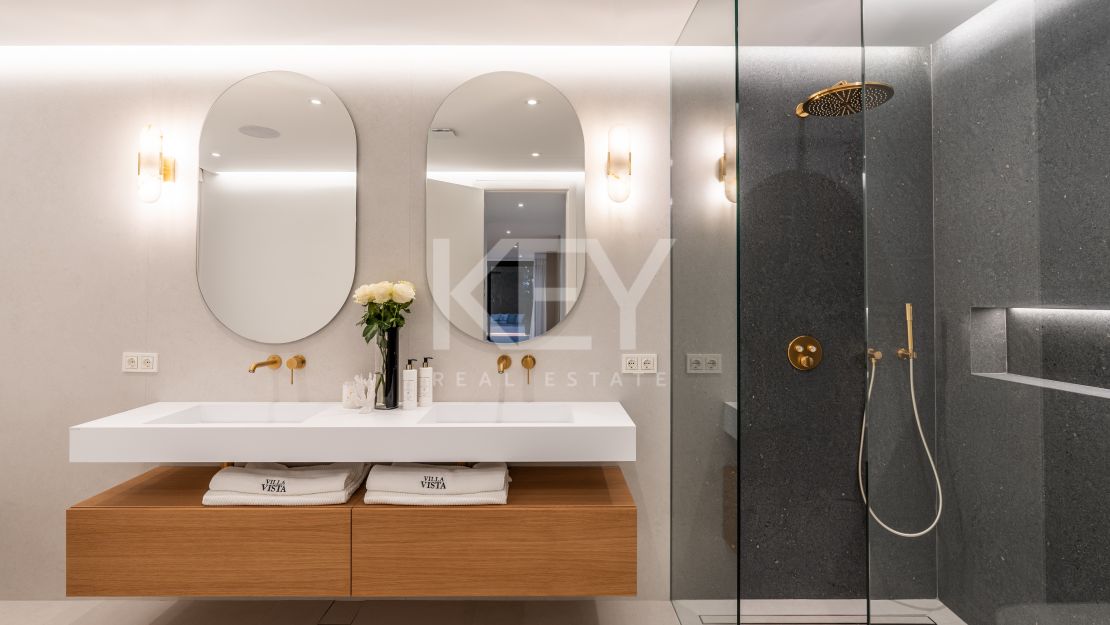 Villa llave en mano con piscina climatizada e interiores de diseño en Marbesa, Marbella Este