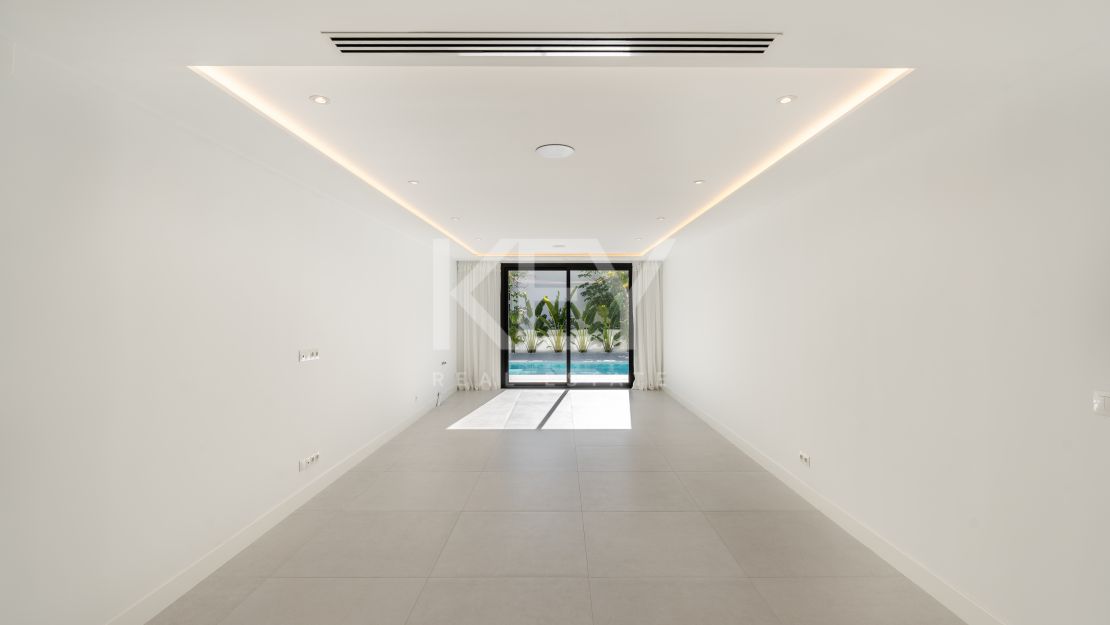 Villa llave en mano con piscina climatizada e interiores de diseño en Marbesa, Marbella Este