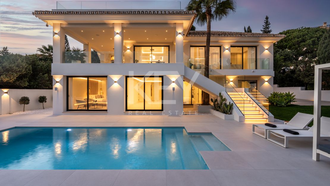 Stunning beachside Villa – a blend of modern comfort & timeless elegance in Marbesa, Marbella East