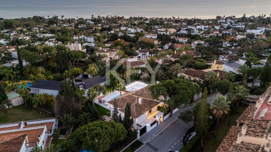 Villa llave en mano con piscina climatizada e interiores de diseño en Marbesa, Marbella Este