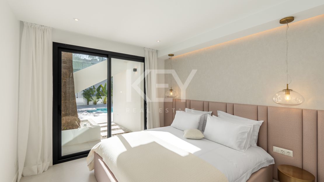 Villa llave en mano con piscina climatizada e interiores de diseño en Marbesa, Marbella Este