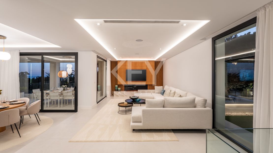 Villa llave en mano con piscina climatizada e interiores de diseño en Marbesa, Marbella Este