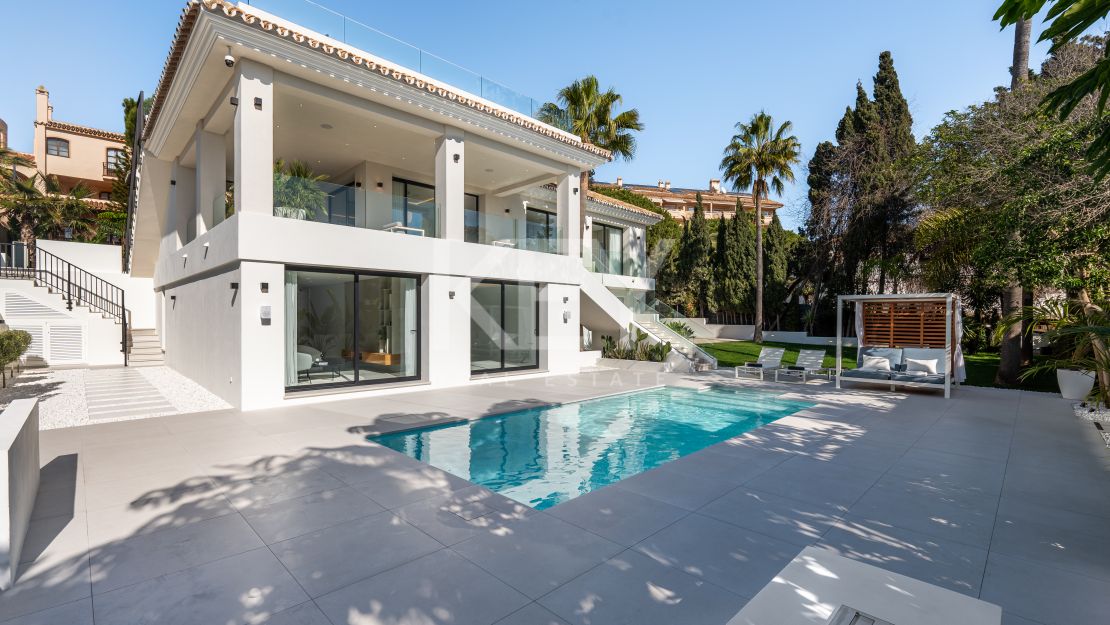 Villa llave en mano con piscina climatizada e interiores de diseño en Marbesa, Marbella Este