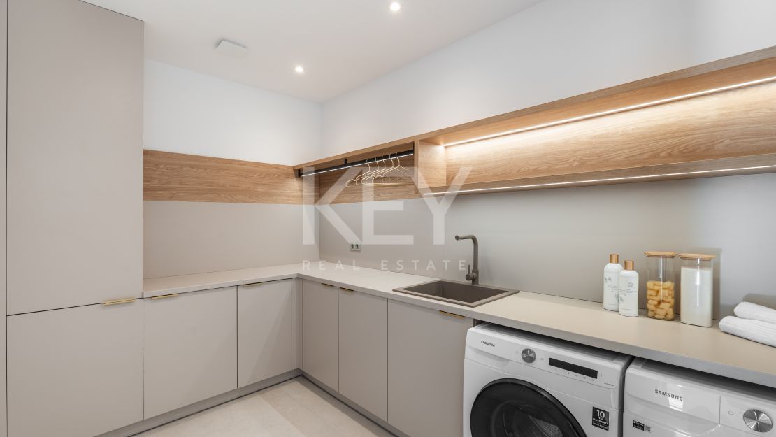 Villa llave en mano con piscina climatizada e interiores de diseño en Marbesa, Marbella Este