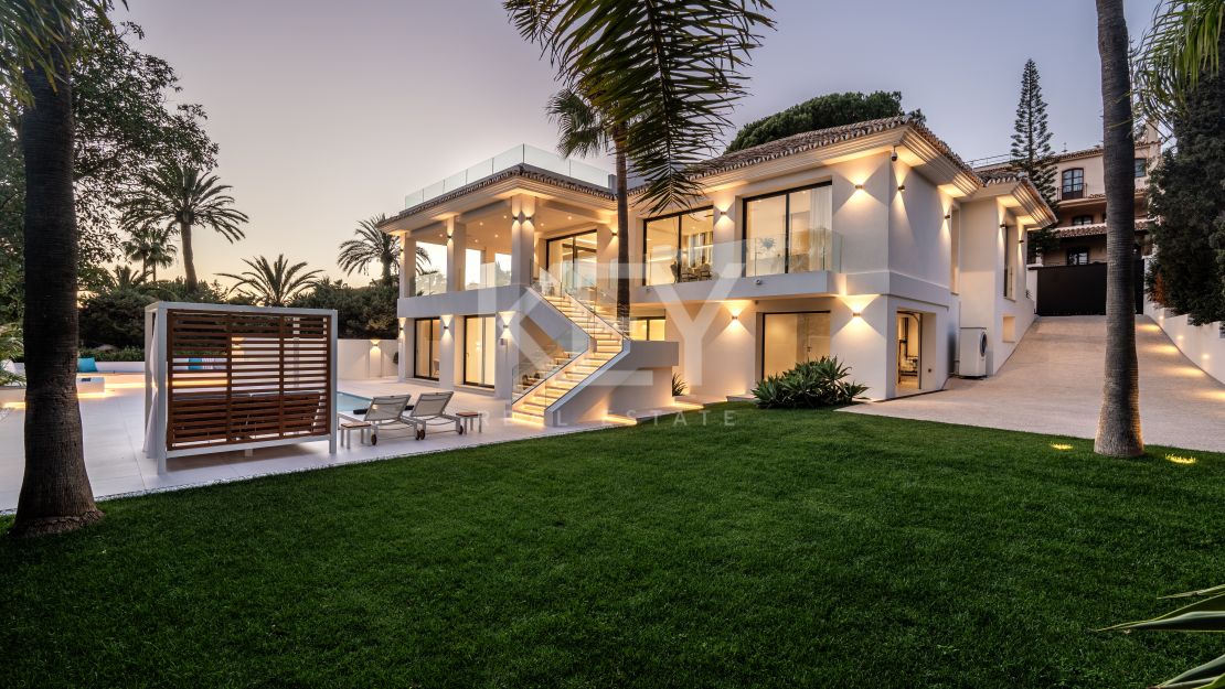 Villa llave en mano con piscina climatizada e interiores de diseño en Marbesa, Marbella Este