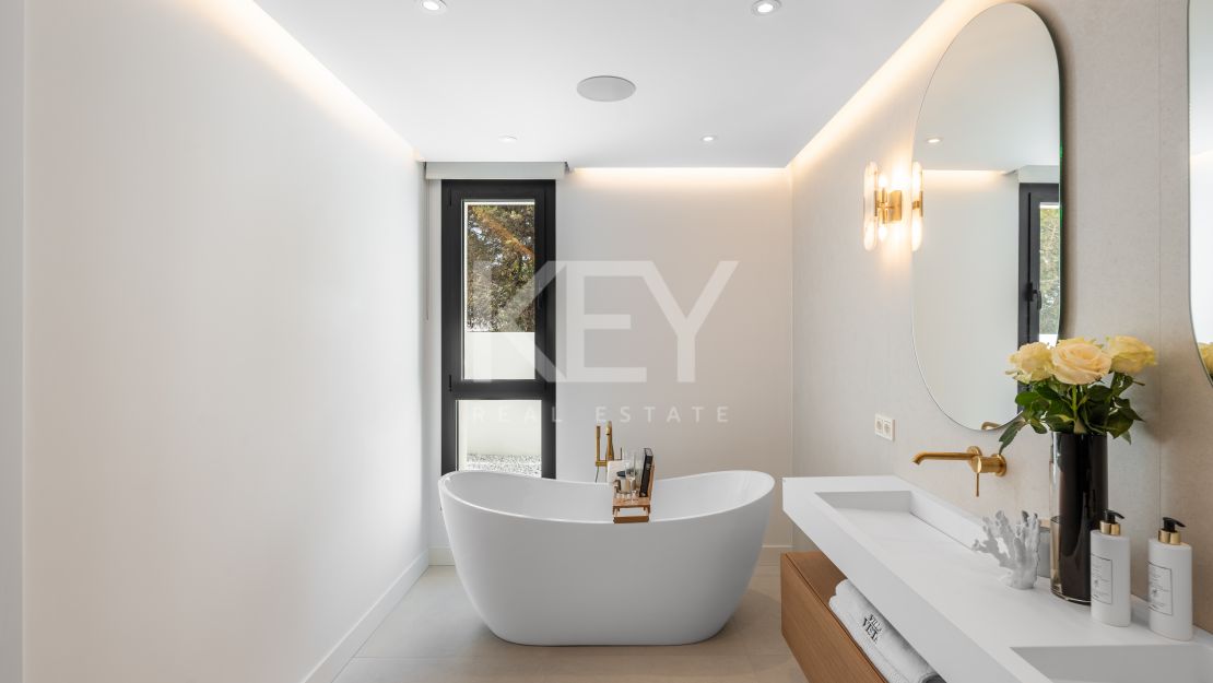 Villa llave en mano con piscina climatizada e interiores de diseño en Marbesa, Marbella Este