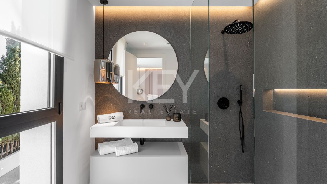 Villa llave en mano con piscina climatizada e interiores de diseño en Marbesa, Marbella Este