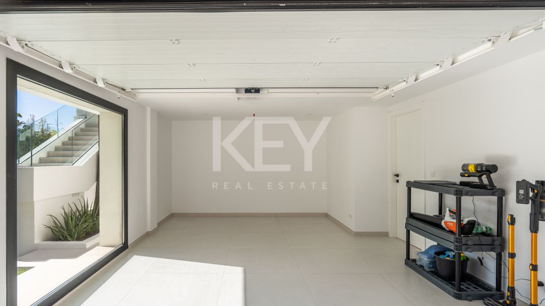 Villa llave en mano con piscina climatizada e interiores de diseño en Marbesa, Marbella Este