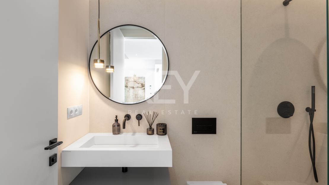 Villa llave en mano con piscina climatizada e interiores de diseño en Marbesa, Marbella Este