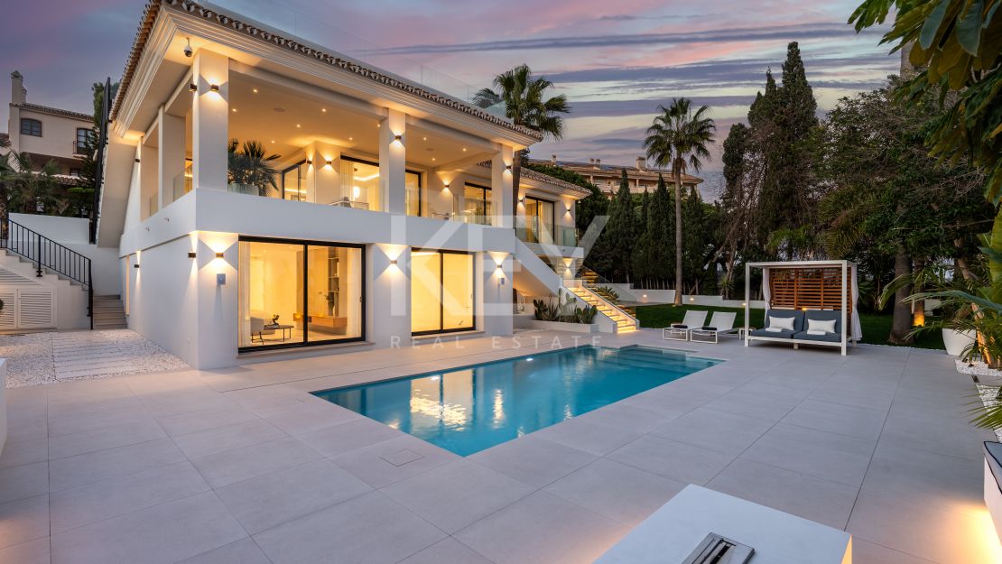 Impresionante villa junto a la playa: una combinación de confort moderno y elegancia atemporal en Marbesa, Marbella Este