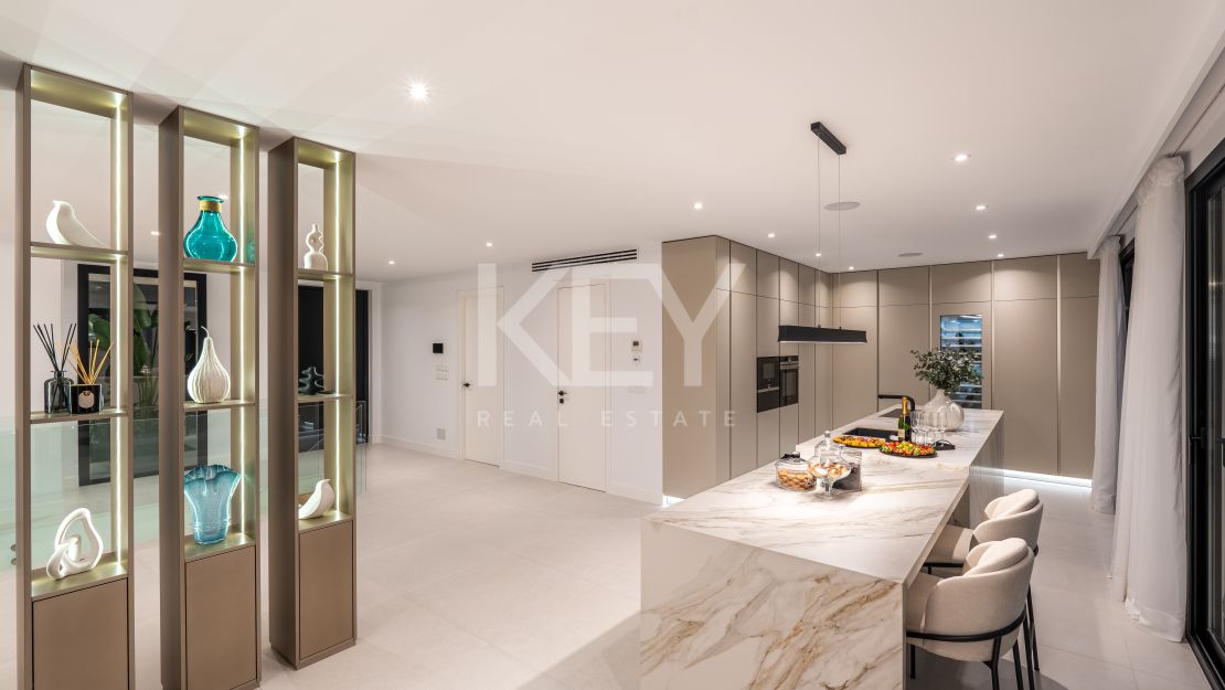 Villa llave en mano con piscina climatizada e interiores de diseño en Marbesa, Marbella Este