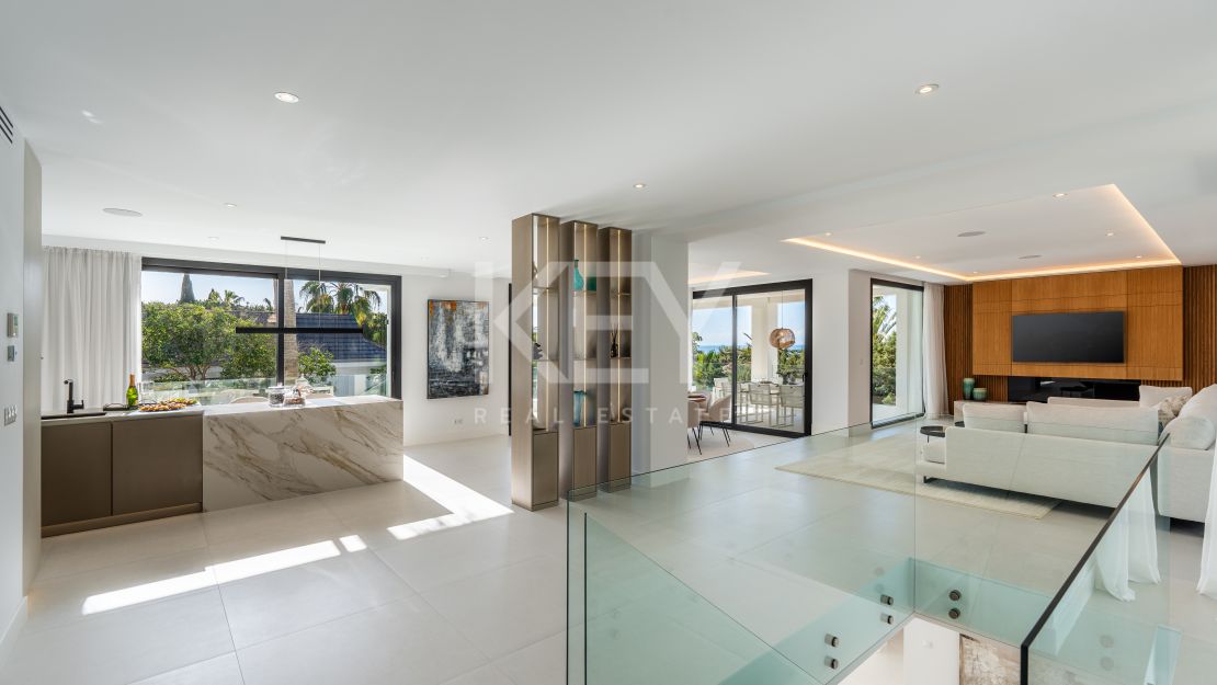 Villa llave en mano con piscina climatizada e interiores de diseño en Marbesa, Marbella Este