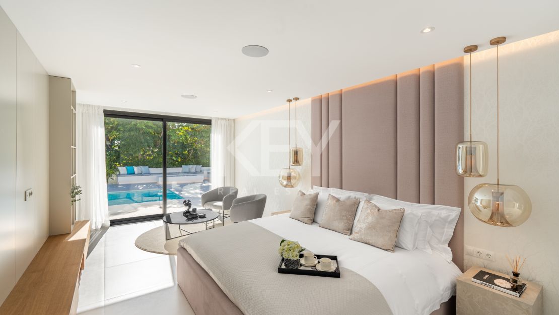 Villa llave en mano con piscina climatizada e interiores de diseño en Marbesa, Marbella Este