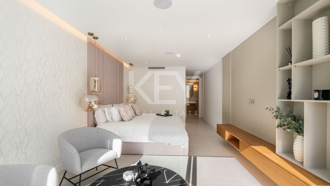 Villa llave en mano con piscina climatizada e interiores de diseño en Marbesa, Marbella Este