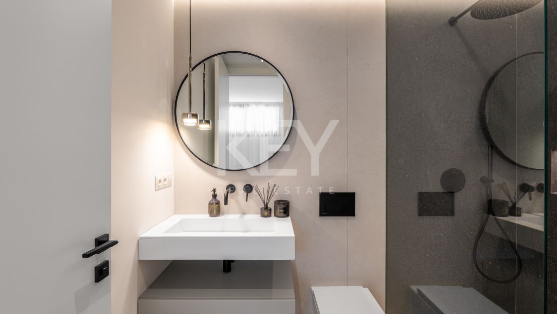 Villa llave en mano con piscina climatizada e interiores de diseño en Marbesa, Marbella Este