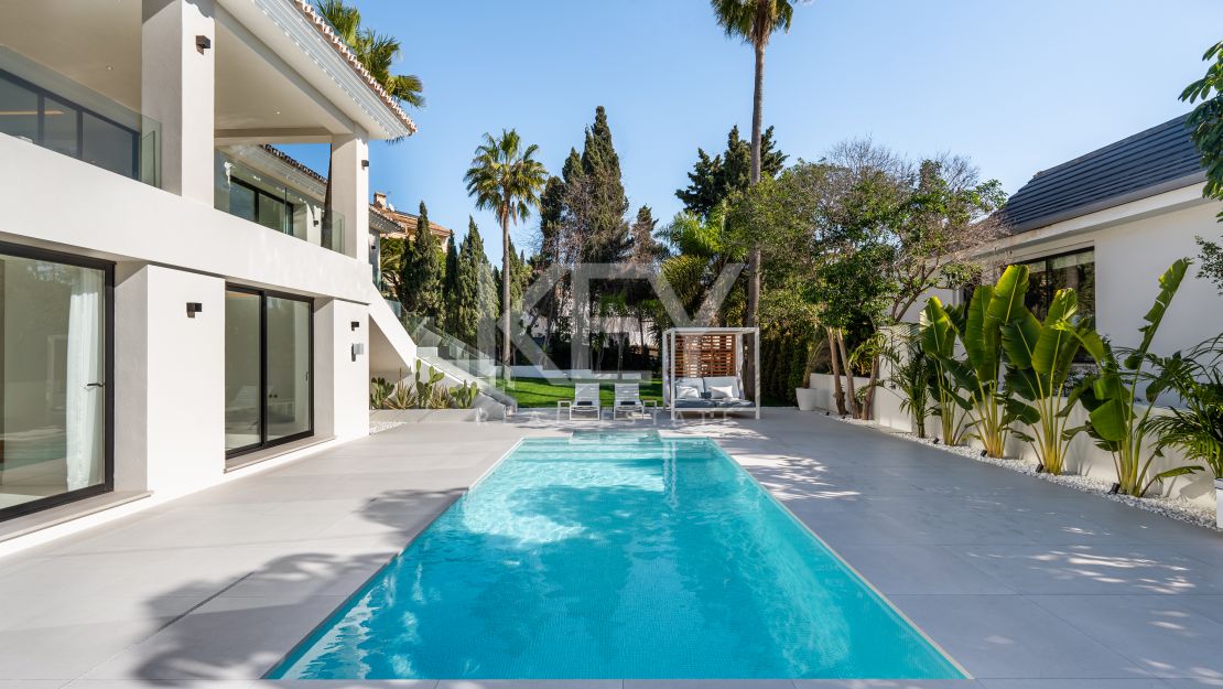 Villa llave en mano con piscina climatizada e interiores de diseño en Marbesa, Marbella Este