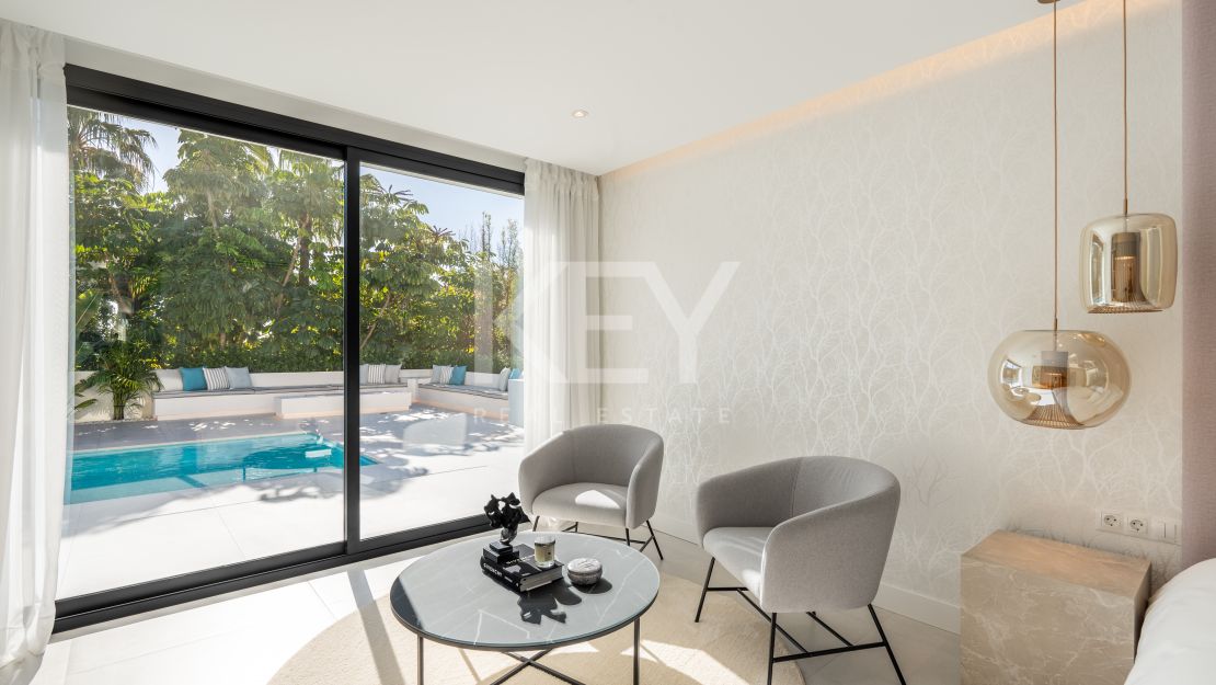 Villa llave en mano con piscina climatizada e interiores de diseño en Marbesa, Marbella Este