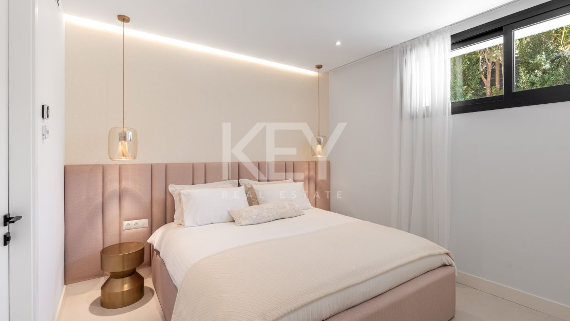 Villa llave en mano con piscina climatizada e interiores de diseño en Marbesa, Marbella Este