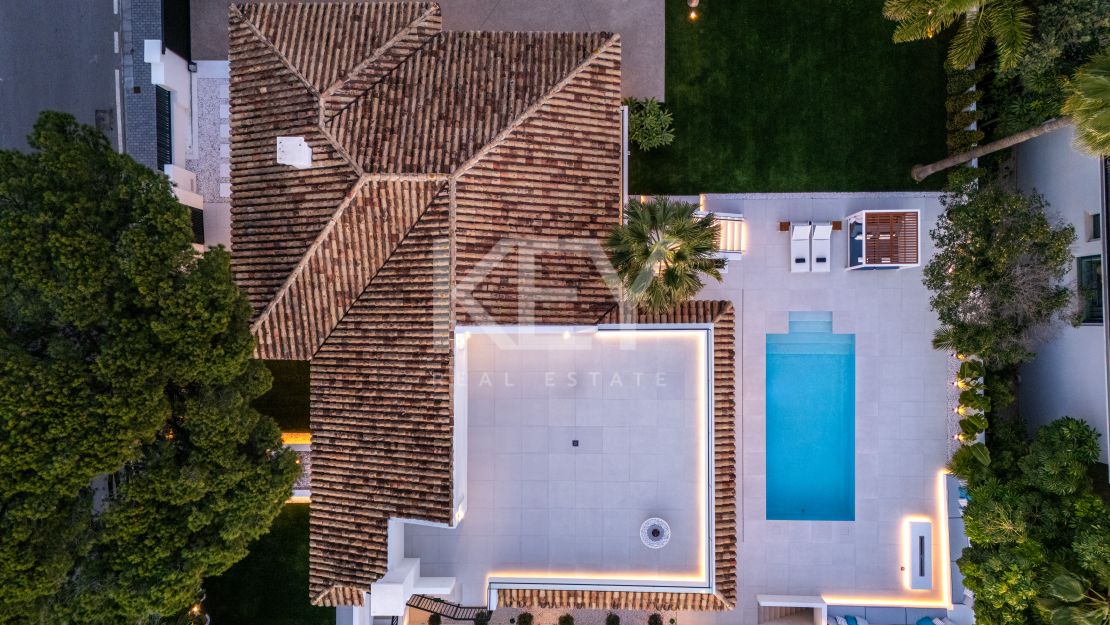 Villa llave en mano con piscina climatizada e interiores de diseño en Marbesa, Marbella Este